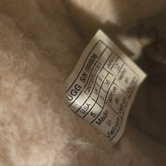 UGG Slipper /Shoe - Picture 3 of 12